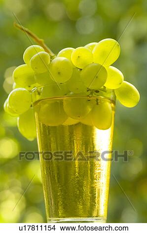 Picture - Traubensaft im Glas. Fotosearch