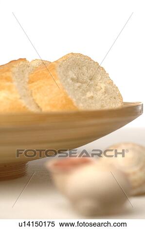 Stock Photography - Weißbrot in einer Holzschale. Fotosearch