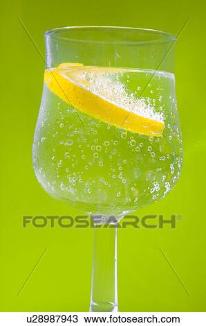 Zitrone in einem Wasserglas mit grünem Hintergrund View Large Photo Image Stock Image - Zitrone in einem Wasserglas mit grünem Hintergrund. Fotosearch