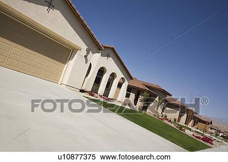 New House With Large Garage and Arched Entry View Large Photo Image Stock Photography - New House With Large Garage and Arched Entry. Fotosearch