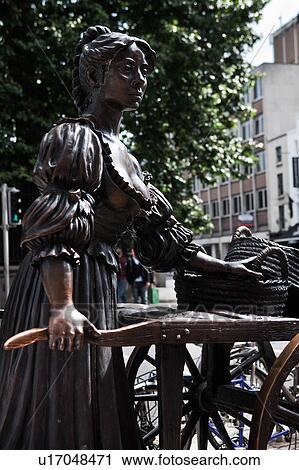 Stock Image - Detail destaurated view of bronze statue of Molly Malone, Grafton Street, Dublin, Southern Ireland. Fotosearch