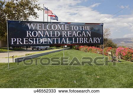 Stock Image - REAGAN PRESIDENTIAL LIBRARY, SIMI VALLEY, LA, CA - SEPTEMBER 16, 2015, "Welcome to Presidential Library Sign" with US and California Flags. Fotosearch