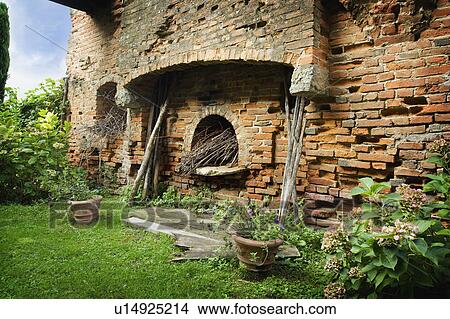 Draußen, kaminofen, in, alt, ziegelmauer Bild | u14925214 | Fotosearch