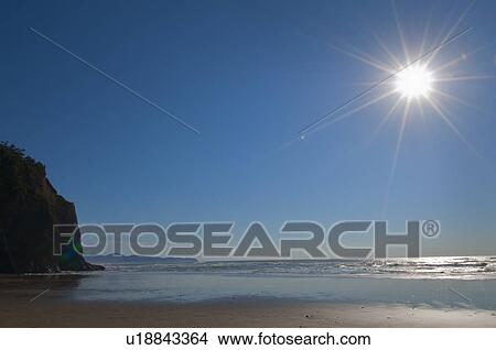 Picture - USA, Oregon, Pacific City, sun and beach. Fotosearch