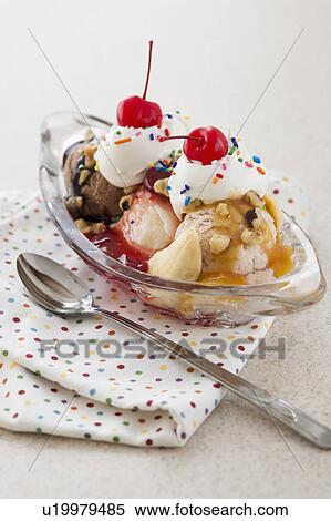 終わり の アイスクリーム デザート で カラフルである トッピング ストックフォト 写真素材 U Fotosearch