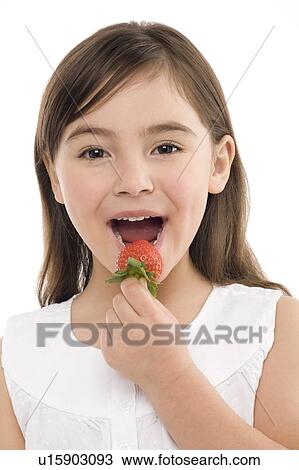 女の子 食べること A いちご ストックイメージ U Fotosearch
