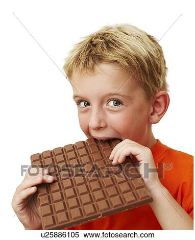 男の子 チョコレートを食べること ストックフォト 写真素材 U Fotosearch
