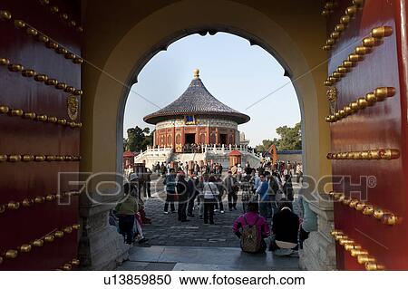 Stock Image - Tourists at the Imperial Vault Of Heaven, Temple Of Heaven, Beijing, China. Fotosearch