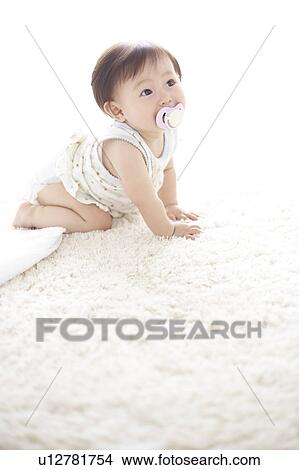 Picture - Baby crawling. Fotosearch