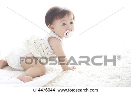 Picture - Baby crawling. Fotosearch
