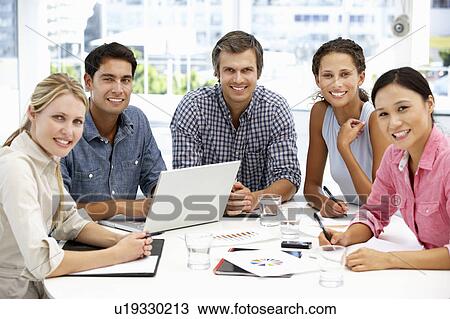 Banco de Imagem - grupo misturado, em, reunião negócio. Fotosearch