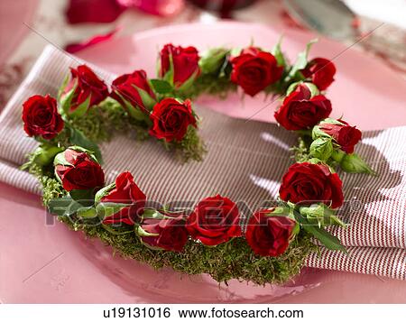 Stock Photograph - Herzförmiger Kranz mit roten Rosen. Fotosearch