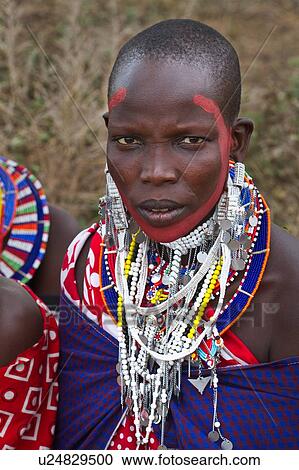 マサイ族 適用 ペンキ ために Celebrations 女 服を着せられる 中に カラフルである 衣類 そして 多く ビーズ 宝石類 座る 後で 赤いペイント 持つ ある 応用 へ 彼女 顔 終わり Amboseli Kenya 東アフリカ ストックイメージ U