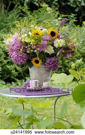 カラフルである 花束 上に 庭テーブル ストックフォト 写真素材 U Fotosearch
