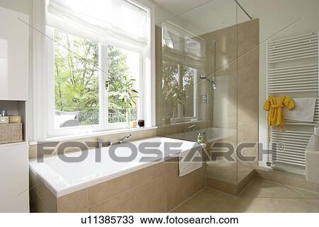 Colección de foto - moderno, cuarto de baño, con, ducha, y, bañera ... Colección de foto - moderno, cuarto de baño, con, ducha, y, bañera ...