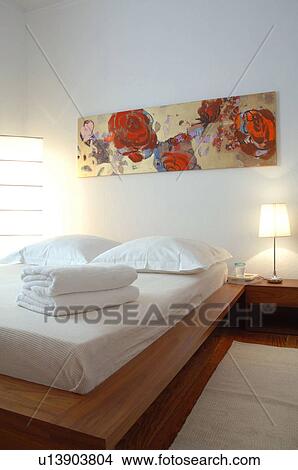Stock Foto - slaapkamer, met, schilderij, boven, de, bed u13903804 ... Stock Foto - slaapkamer, met, schilderij, boven, de, bed u13903804 ...