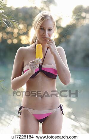 Frauen In Bikini Mit Eis Auf See Bild U17228184 Fotosearch