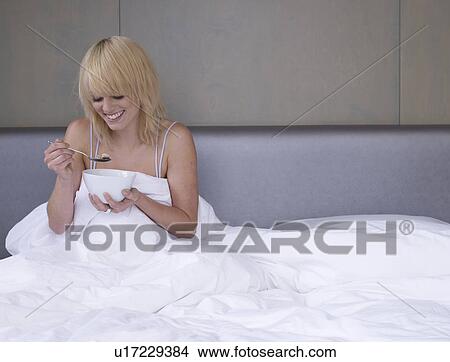 Picture - City break romance. Fotosearch