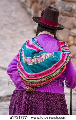 より古い ペルー人 女性 見られた 終わり 後ろ から 歩くこと 中に 金 夕方 ライト 届く カラフルである 布 袋 そして ステッキ 神聖な谷 ペルー ピクチャー U Fotosearch
