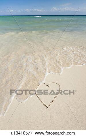 Coeur Dessin Dans Sable Sur Plage Banque De Photo