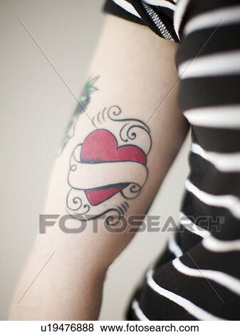 Forme Coeur Tatouage Sur Femme Bras Banque De Photo