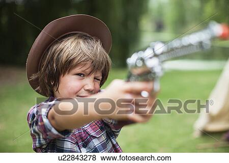 男の子 中に カウボーイ帽子 で おもちゃのピストル 写真館 イメージ館 U Fotosearch