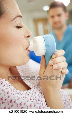 Childbirth. Pregnant woman taking gas and air during ...