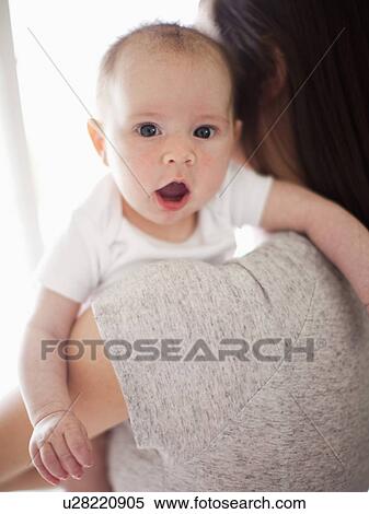 صورة بسبب بنت الطفل في الأم سلح 2 5 Months معرض الصور الفوتوغرافية U28220905 Fotosearch