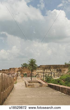Stock Image - Walkway along defensive wall of a fort, Jaigarh Fort, Jaipur, Rajasthan, India. Fotosearch