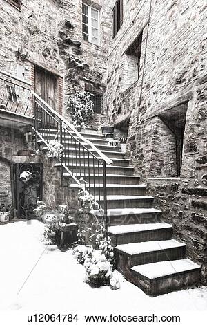 中世 通り 石造りの家 そして 階段 入口 カバーされた で 雪 中に 早く 夜明けライト Desaturated 光景 Montecastello ディ Vibio Umbria イタリア ピクチャー U Fotosearch