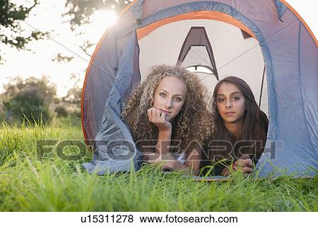 Jugendliche M Dchen Liegen In Zelt An Campingplatz Stock Foto