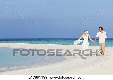 Couple At Beautiful Beach Wedding View Large Photo Image Stock Photo - Couple At Beautiful Beach Wedding. Fotosearch