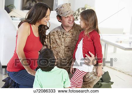 Archivio fotografico famiglia, augurio, militare, padre, casa, su ... Cerca permesso