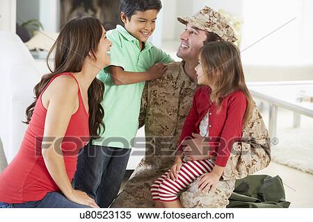 Archivio immagini famiglia, augurio, militare, padre, casa, su ... Cerca permesso