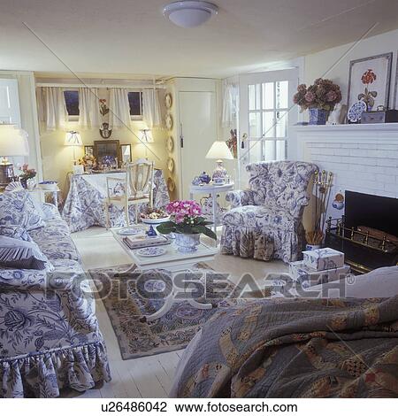 モデル 区域 Multi 目的 部屋 コテッジ 見なさい 青い そして白い 花 生地 白 サイドテーブル 白い煉瓦 暖炉 女性 虚栄心テーブル において End ライト そして 空気のよう 英語 地下室 ストックイメージ U Fotosearch
