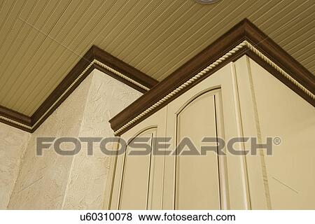 建築である Trim 暗い 汚された 王冠 モールディング で 黄色 ペイントされた キャビネット Wainscot 天井 コーナー の キャビネット そして 壁 写真館 イメージ館 U Fotosearch