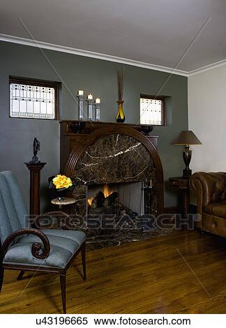 暮らし Rooms 終わり 細部 の アールデコ 大理石 そして 木 暖炉 木 床 緑 ペイントされた壁 ステンドグラス 上に どちらか 側 骨董品 椅子 ストックフォト 写真素材 U Fotosearch