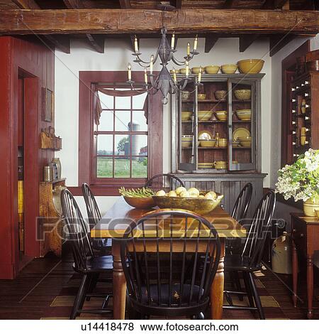 食堂, -, 早く, アメリカ人, 白, 壁, クランベリー, trim., アンティーク, 1800s, テーブル, から, ∥, 古い, 製粉所, floor., windsor, chairs., 黄色, 製品, 中に, cabinet., さらされた, ビーム, 打たれる, 錫, ろうそく,