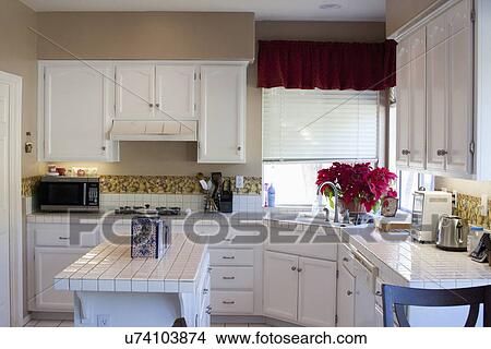 Picture - Average white kitchen; Trabuco Canyon; California; USA. Fotosearch