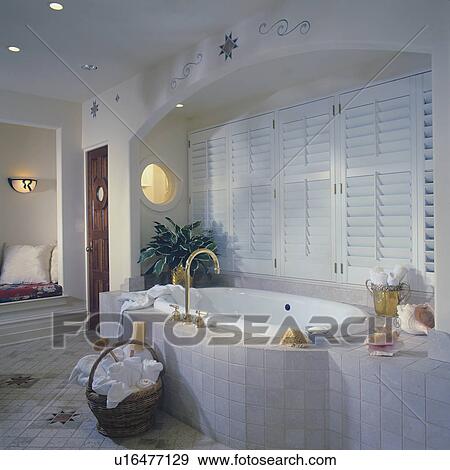 Stock Fotograf - badezimmer, -, wanne, mit, fliese, umgeben, satz ... Stock Fotograf - badezimmer, -, wanne, mit, fliese, umgeben, satz ...