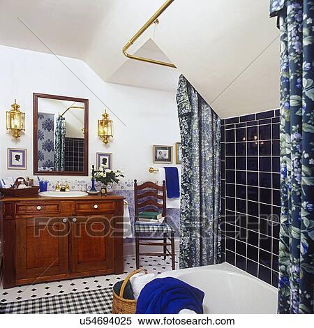 Stock Afbeelding - bathrooms:, kuip, en, douche, in, voorgrond ... Stock Afbeelding - bathrooms:, kuip, en, douche, in, voorgrond ...