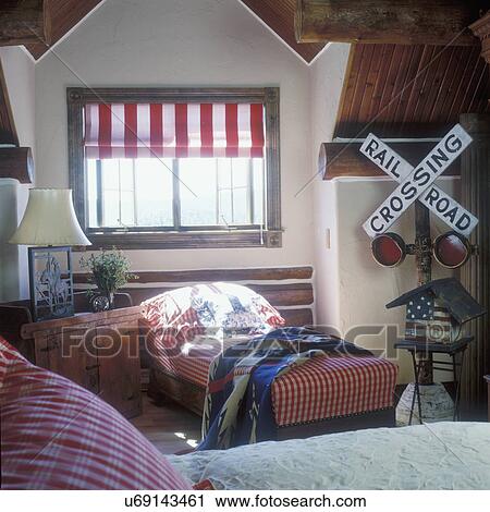 Bedrooms:, rustikal, kabine, stil, eisenbahn- überfahrt- zeichen, rot