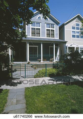 Fachada, de, azul, gris, bungalow, con, blanco, condición Colección de