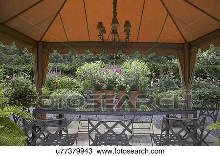 Gazebos 庭 中庭 生地 Gazebo シャンデリア 長方形 食事をしているテーブル ボストン シダ 庭 Surrounds 横 表面仕上げ 花壇 ４ テラコッタ ポット ストックイメージ U Fotosearch