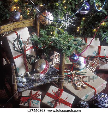 HOLIDAYS: Christmas. Brown paper wrapping paper with red and green stamped decorations made with a raw potato and red and green stamp pads. View Large Photo Image Stock Image - HOLIDAYS: Christmas. Brown paper wrapping paper with red and green stamped decorations made with a raw potato and red and green stamp pads.. Fotosearch