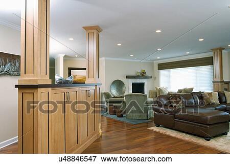 Interior, de, tradicional, sala de estar, com, couro, furniture assento