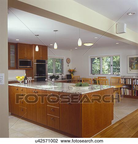 Kuchen Ansicht Gegen Insel Tresen Und Familie Essen Bereiche Reich Kirschen Befleckt Holz Kabinette Granit Theken Kueche Buero Bereiche In Weit Corner Anhanger Lighting Stock Bild U42571002 Fotosearch