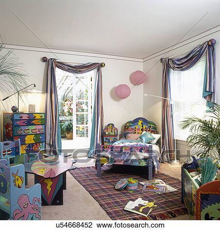 Niños, bedroom:, mano, adornado, muebles, en, colores primarios