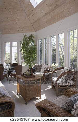 Sunroom, con, marrón, mobiliario de mimbre, claraboya, patrón, cojines