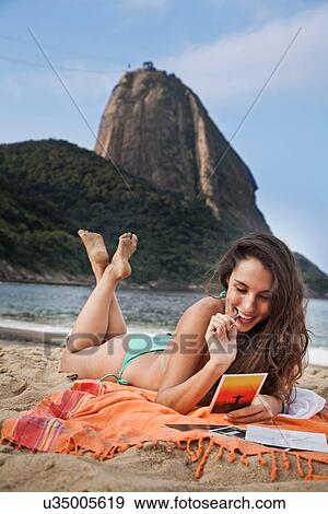 Femme Sur Plage écriture Carte Postale Rio Janeiro Brésil Banque De Photo